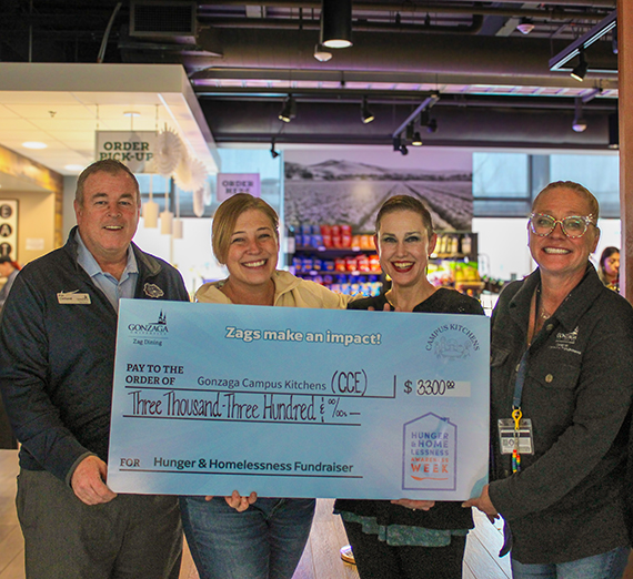 창가 옆에 팔을 교차한 채 서 있는 여성